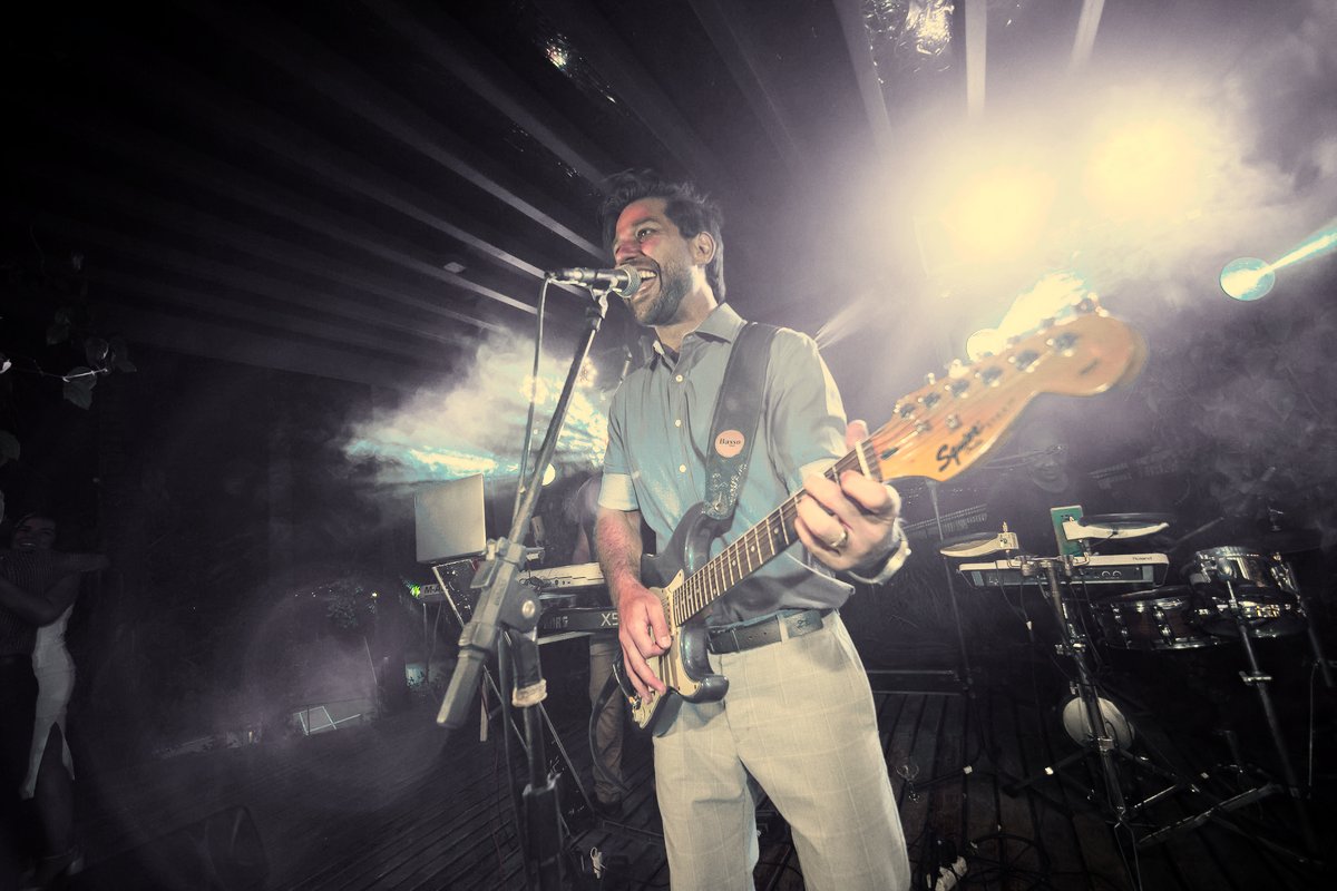 Paulo Henri tocando baixo no palco